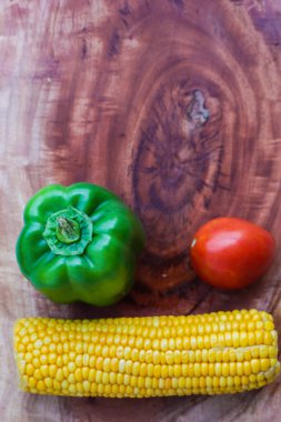 sarı mısır sapı domates ve kırmızı biber ile yakın çekim fotoğraf ahşap arka planda