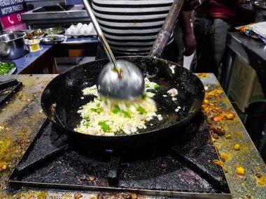 alevler içinde tadka fry bir tavada bir yol yan gıda köşesinde bir ocakta yemek bir şef