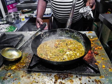 alevler içinde tadka fry bir tavada bir yol yan gıda köşesinde bir ocakta yemek bir şef