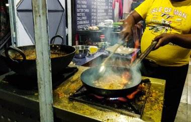 alevler içinde tadka fry bir tavada bir yol yan gıda köşesinde bir ocakta yemek bir şef
