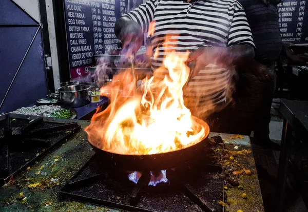 Ein Koch Braten Tadka Einer Pfanne Einer Essecke Straßenrand Auf — Stockfoto