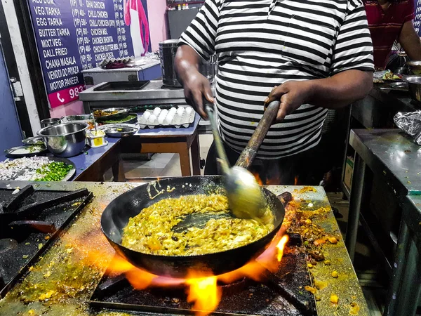 Ein Koch Braten Tadka Einer Pfanne Einer Essecke Straßenrand Auf — Stockfoto