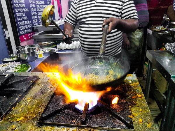 Ein Koch Braten Tadka Einer Pfanne Einer Essecke Straßenrand Auf — Stockfoto