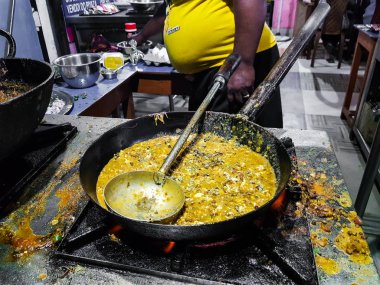 alevler içinde tadka fry bir tavada bir yol yan gıda köşesinde bir ocakta yemek bir şef