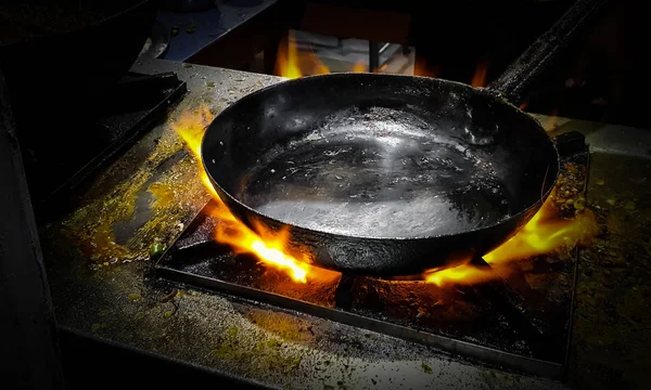 Alevler Içinde Tadka Fry Bir Tavada Bir Yol Yan Gıda — Stok fotoğraf