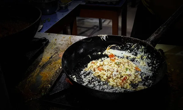 Alevler Içinde Tadka Fry Bir Tavada Bir Yol Yan Gıda — Stok fotoğraf