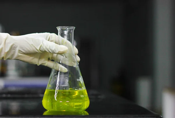 Científico Sosteniendo Frasco Cónico Vidrio Una Mano Enguantada Laboratorio Química — Foto de Stock