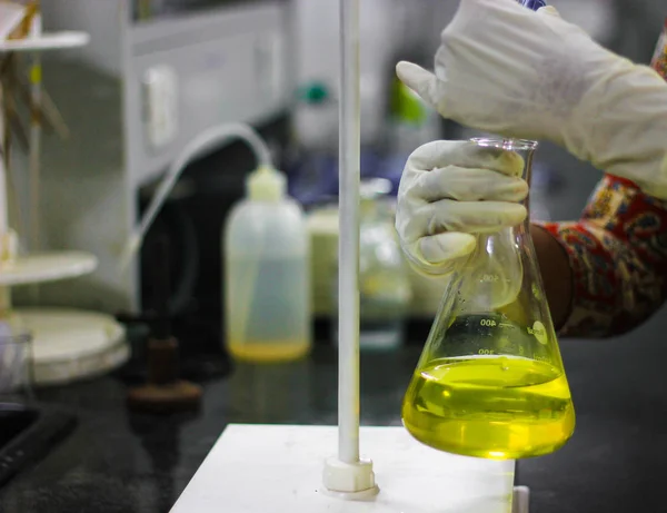 Vědec Drží Albuminometer Obsahující Žlutý Roztok Korkovou Rukavici Laboratoři Chemie — Stock fotografie