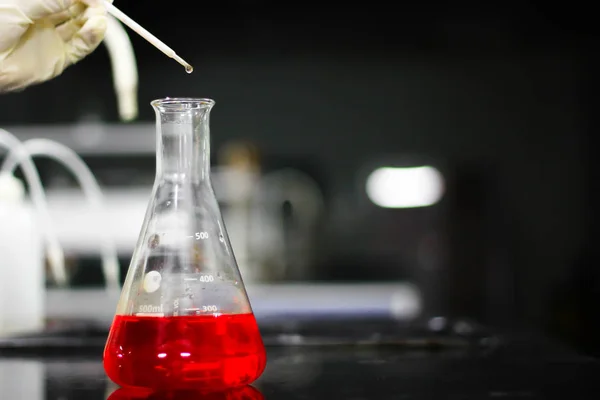 Pouring Red Chemical Glass Conical Flask Dropper Chemistry Lab — Stock Photo, Image