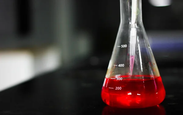 Аспирация Красного Химиката Стеклянной Конической Колбе Пипеткой Химической Лаборатории — стоковое фото
