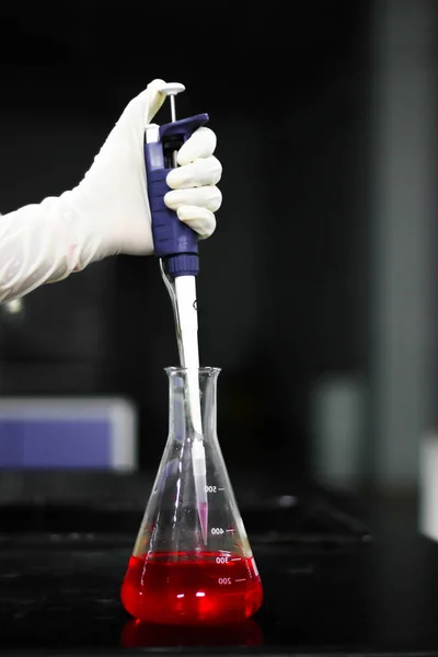 Saugen Einer Roten Chemikalie Auf Einen Glaskolben Mit Einer Automatisierten — Stockfoto
