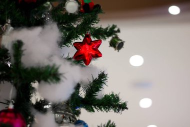 yıldız ile Noel ağacı ve pamuk arka plan bulanık ile Noel dekorasyonu ile davul şekerleme hediye çan topları kutuları çizme