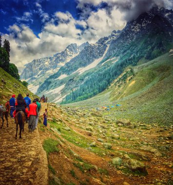 Ocak 2019, Khilanmarg, Keşmir, Hindistan. Turist gün süre içinde Khilanmarg vadiye doğru at sürme. Kaşmir yeryüzündeki cennet olarak bilinir. Khilanmarg, Keşmir, Hindistan