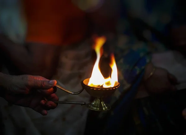 Božské Diya Svatý Plamen Púdža Uctívání Hinduistického Boha Požehnání — Stock fotografie