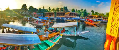 18 Ağustos 2016. Jammu ve Keşmir, Hindistan. Shikara tekne tüccarlar ve Dal Gölü Keşmir, Hindistan floting piyasada tekne evler.