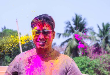 Holi renklerle holi Festivali Hindistan'da sırasında duş bir adam