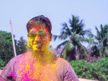 Holi renklerle holi Festivali Hindistan'da sırasında duş bir adam