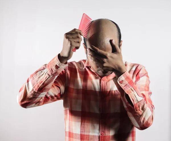 Homem Careca Cobrindo Seu Rosto Vergonha Fundo Branco Com Espaço — Fotografia de Stock