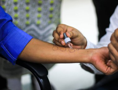 Cilt Anti test hazırlık Anti duyarlılık seti kullanarak bir hasta elde doktor tarafından