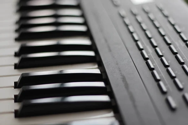 Teclas de un sintetizador de teclado musical en blanco y negro —  Fotos de Stock