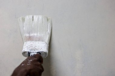 bir duvar bir boya fırçası ile metin için yer ile beyaz boya boyama