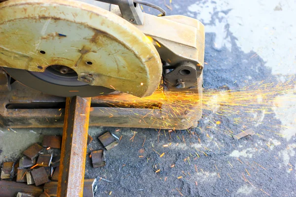 Κοπής σιδήρου χάλυβα TMT μπάρες με μηχανοκίνητο κόφτη χάλυβα και την παραγωγή σπινθήρες — Φωτογραφία Αρχείου