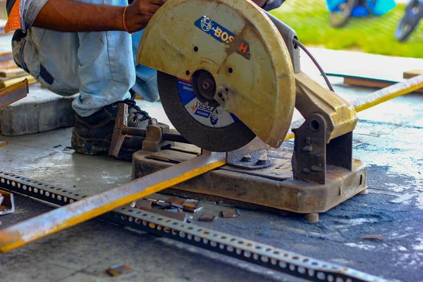 Agosto 2018, Kolkata, India, Un trabajador masculino que se prepara para cortar barras de acero con cortador de varilla de acero motorizado Bosch —  Fotos de Stock