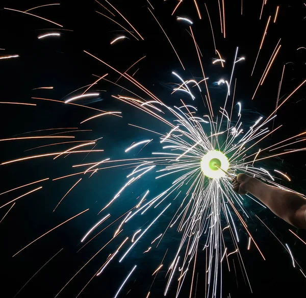 Mano charki, un fuoco d'artificio a mano che emette scintille circolari in sfondo nero — Foto Stock