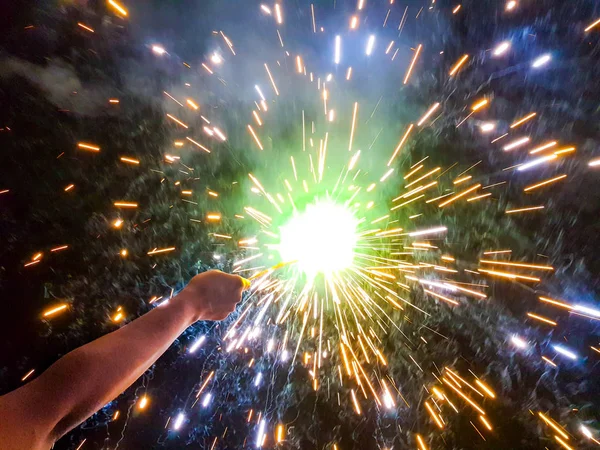 Mano charki, un fuoco d'artificio a mano che emette scintille circolari in sfondo nero — Foto Stock