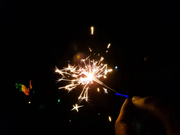 Bruciatura di fuochi d'artificio a scintilla tenuti in mano su sfondo nero — Foto Stock