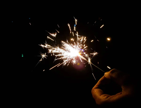 Bruciatura di fuochi d'artificio a scintilla tenuti in mano su sfondo nero — Foto Stock