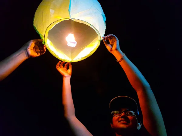 Une femme indienne libérant un ballon à air chaud en papier allumé dans le ciel festival lanterne — Photo