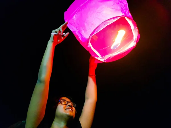 Une femme indienne libérant un ballon à air chaud en papier allumé dans le ciel festival lanterne — Photo