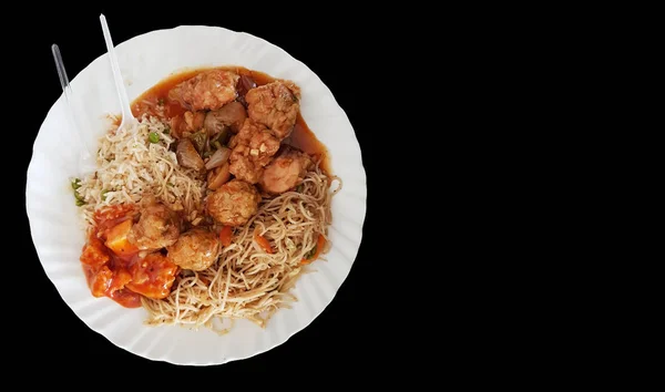 Fideos de comida china y salsa de pollo chile en un plato con fondo negro con espacio para texto —  Fotos de Stock