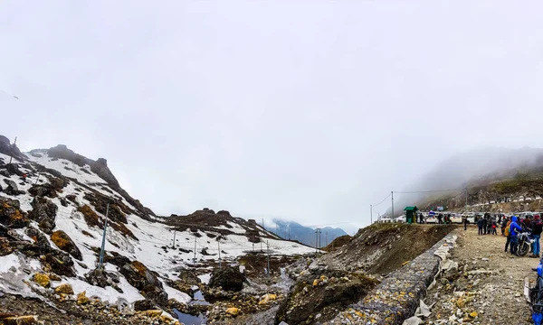 Julio de 2018, Nathu-La, Sikkim, India. Una vista panorámica del paso de Nathu-La con los turistas y los coches aparcados.en Sikkiim, India. Nathu-La marca la frontera Indo China y es una atracción turística muy popular — Foto de Stock