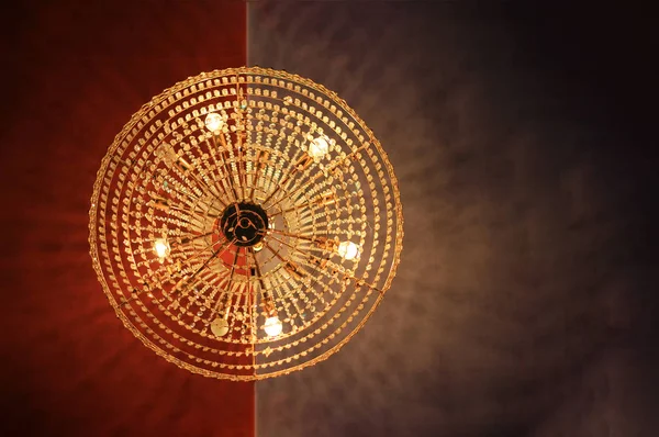 En rundformad ljuskrona hängande från taket och se direkt underifrån — Stockfoto