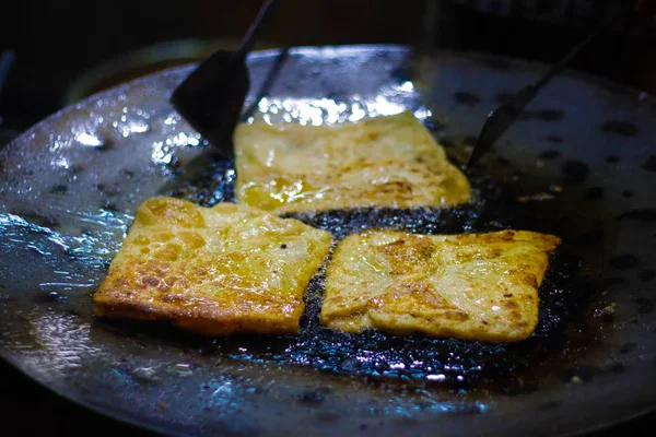 Mughlai paratha, індійська вулична фаст-фуд обсмажується в олії на сковороді . — стокове фото