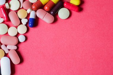 metin için alan ile pembe arka plan tablet ve kapsül yığını