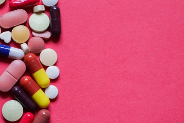 metin için alan ile pembe arka plan tablet ve kapsül yığını