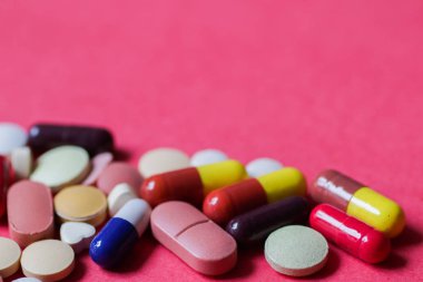 metin için alan ile pembe arka plan tablet ve kapsül yığını