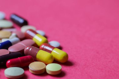 seçkili metin için alan ile pembe arka plan tablet ve kapsül yığını