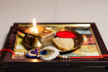 rakşi tatlı lamba diya ile süslenmiş bir tabak thali rakshabandhan vesilesiyle abi ve kız kardeşi selamlama