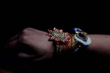rakshabandhan vesilesiyle bilek bağlı rakhi ile bir adamın eli