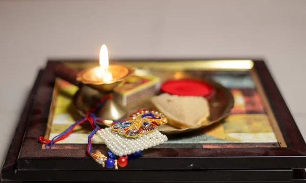 Un piatto thali decorato con rakhi dolce lampada diya in occasione del saluto rakshabandhan di fratello e sorella — Foto Stock