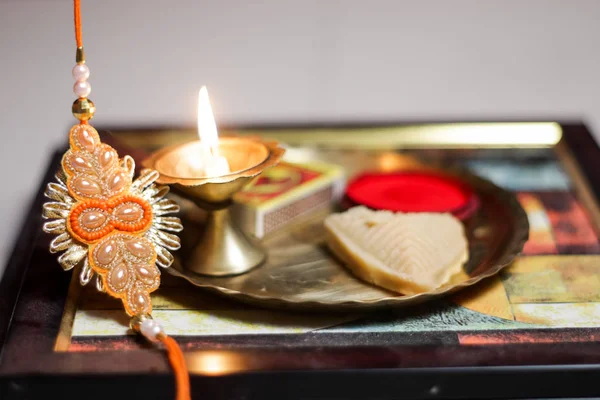 Ein Teller thali dekoriert mit rakhi süßen Lampe diya anlässlich rakshabandhan Gruß von Bruder und Schwester — Stockfoto