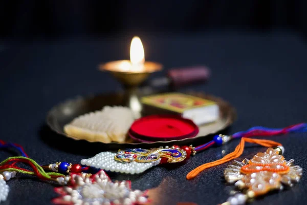 Une assiette thali décorée de rakhi douce lampe diya pour l'occasion de rakshabandhan salutation de frère et sœur — Photo