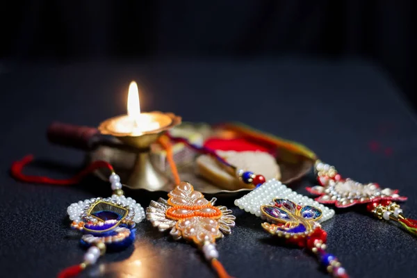 Тарілка талі прикрашена рахі солодкою лампою дія з нагоди ракшабандхана привітання брата і сестри — стокове фото