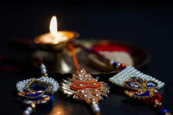 Rakşi tatlı lamba diya ile süslenmiş bir tabak thali rakshabandhan vesilesiyle abi ve kız kardeşi selamlama — Stok fotoğraf