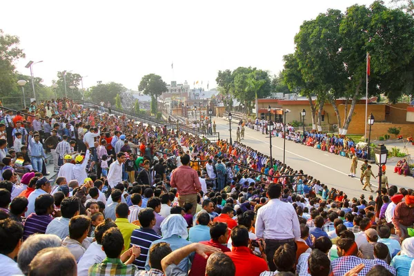 15 augusti 2018, Wagha Border, Amritsar, Indien. Indisk publik jublande och firar Indian Independance Day händelse utförs av gränssäkerhet kraft indiska armén vid Wagha gränsen, Indien. — Stockfoto
