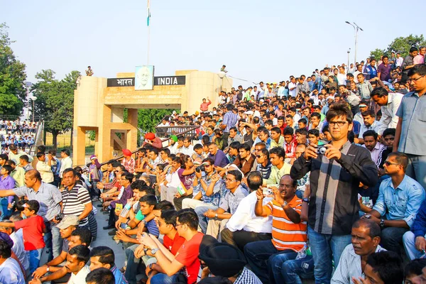 15 Ağustos 2018, Wagha Border, Amritsar, Hindistan. Hint kalabalık tezahürat ve Wagha Sınır, Hindistan Hint Ordusu Sınır Güvenlik Gücü tarafından gerçekleştirilen Hint Independance gün olay kutluyor. — Stok fotoğraf